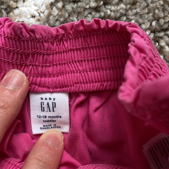 Baby Gap hot pink ruffle play shorts - Picture 2 of 2